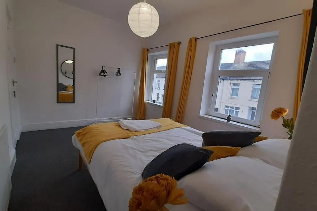 Spacious 4 Bedroom, Free Netflix, Central Location Cardiff 0*,