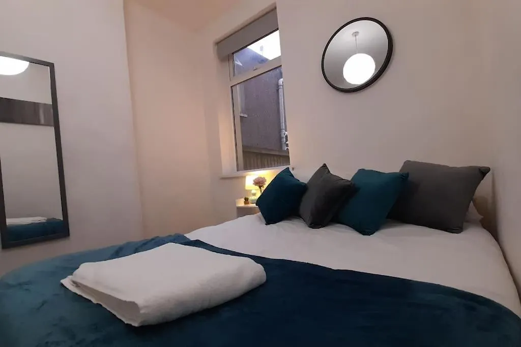 Apartment Spacious 4 Bedroom, Free Netflix, Central Location Cardiff
