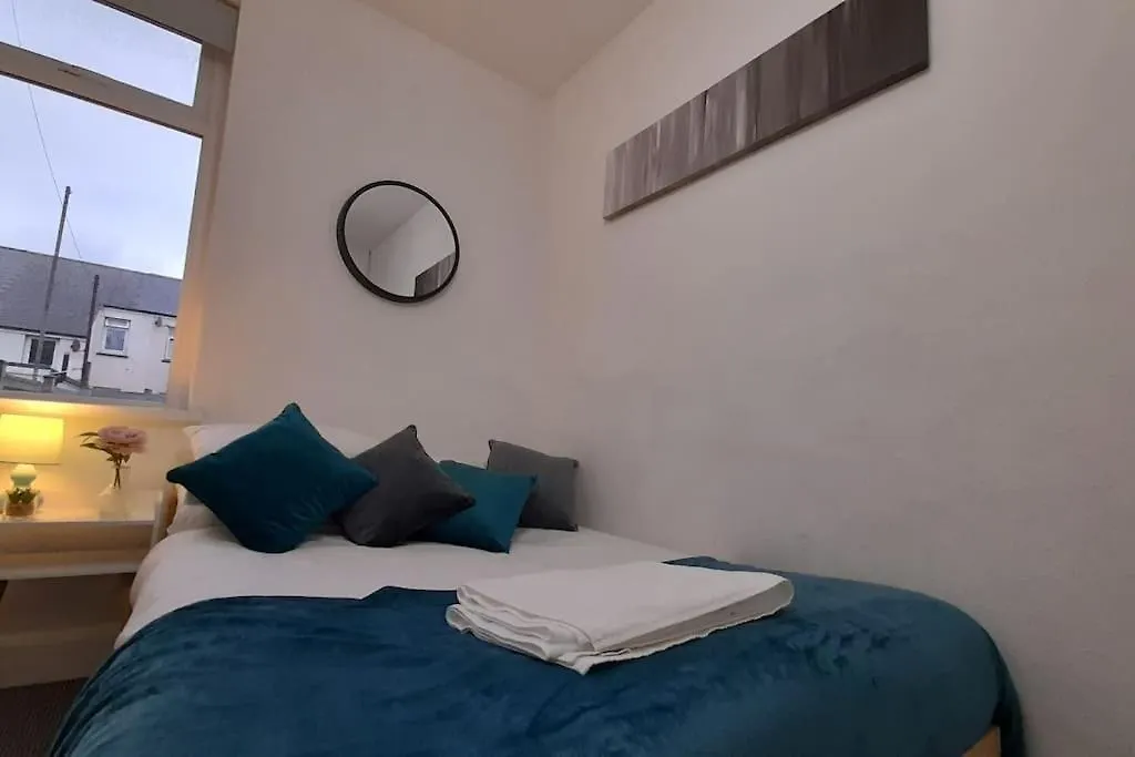 Spacious 4 Bedroom, Free Netflix, Central Location Cardiff Apartment
