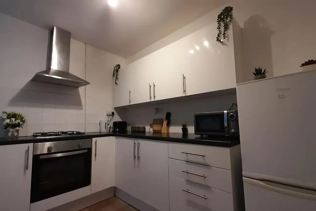 Apartment Spacious 4 Bedroom, Free Netflix, Central Location Cardiff