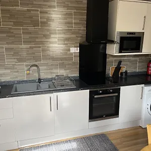 Holiday home Adanhouse-stockland Spacious 5 Bedroom House Sleeps 12 Private Garden, Cardiff